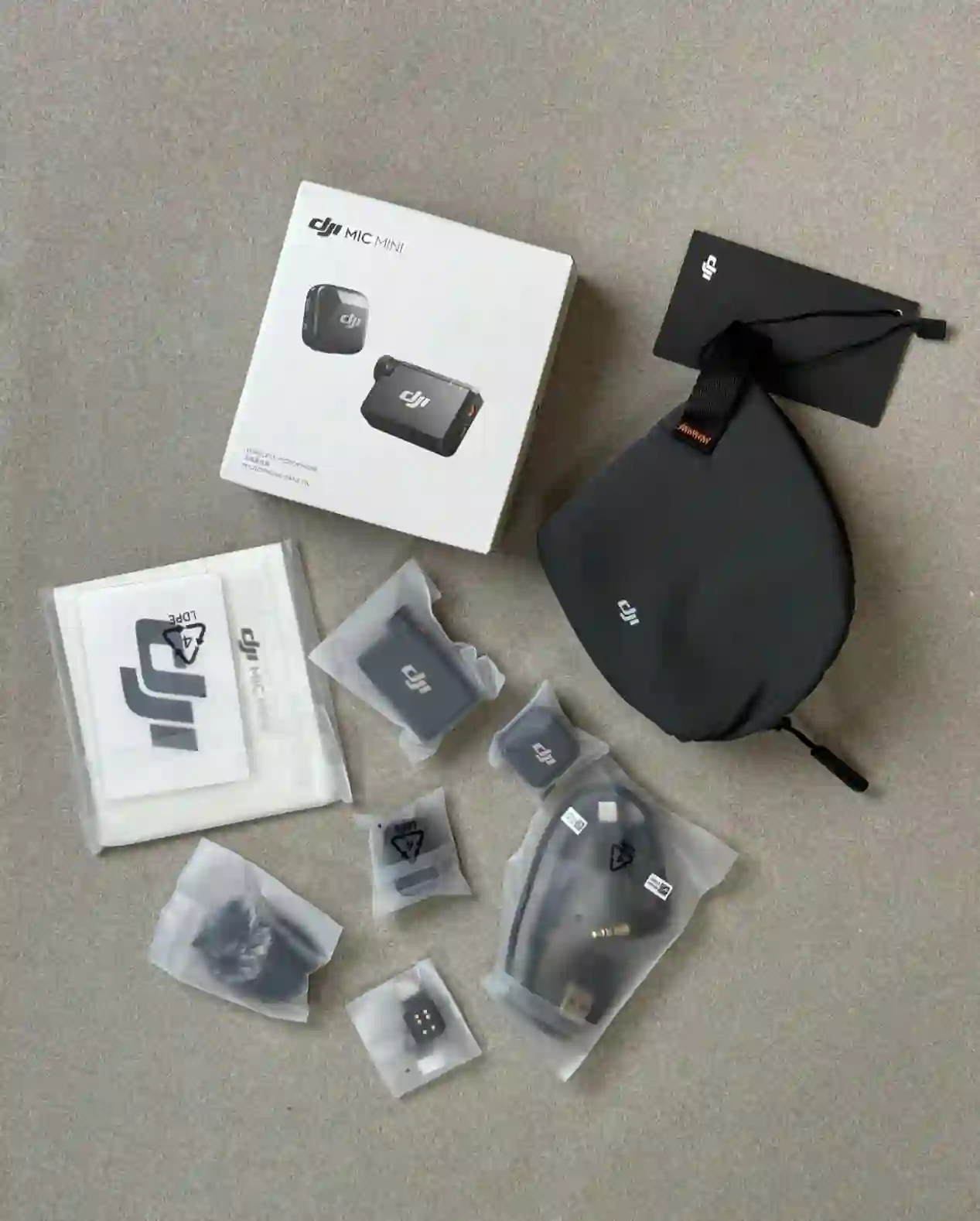 DJI MIC MINI: Revoluciona Tu Grabación de Audio 3 El micrófono DJI MIC MINI revolucionando la grabación de audio en videos y podcasts