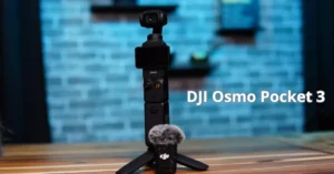 Primer plano de la DJI Osmo Pocket 3 mostrando su diseño compacto y pantalla integrada para grabaciones fluidas.