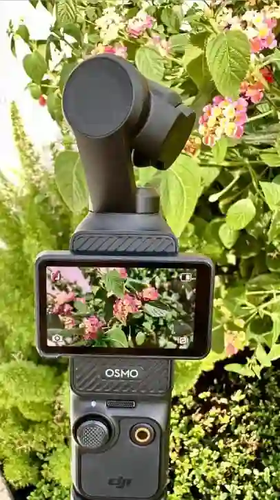 DJI Osmo Pocket 3: Cámara Todo en Uno para Creadores 3 Cámara DJI Osmo Pocket 3 sobre una mesa, destacando su versatilidad para principiantes y expertos en creación de contenido.