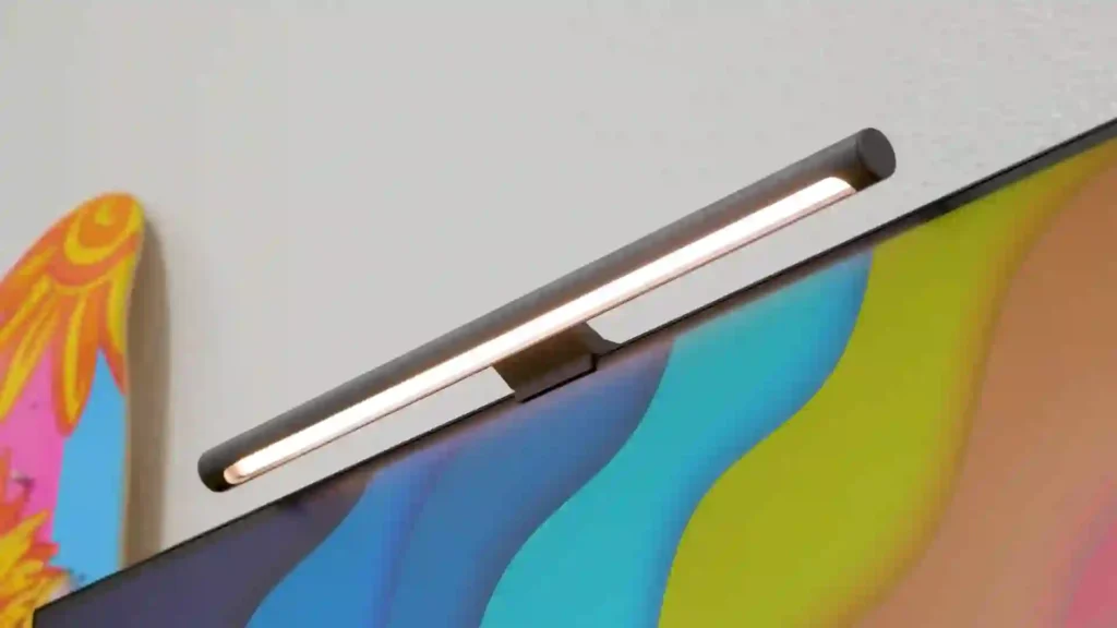 10 Gadgets de TEMU que No Puedes Perderte 4 Luz de monitor Xiaomi y estación de carga para mejorar la funcionalidad en casa.