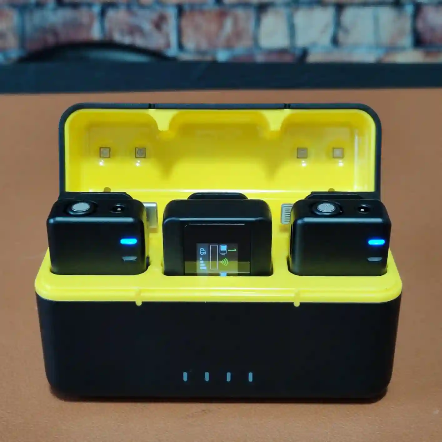 Imagen del micrófono inalámbrico Neewer CM28 mostrando su diseño compacto y moderno