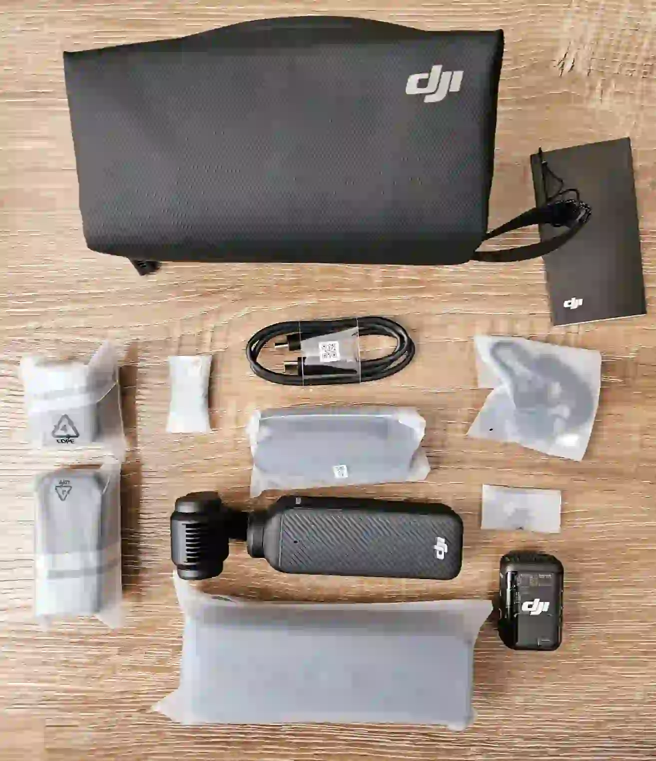 DJI Osmo Pocket 3: Cámara Todo en Uno para Creadores 2 Fotografía de la DJI Osmo Pocket 3, una cámara portátil ideal para vloggers y creadores de contenido con estabilización 4K.