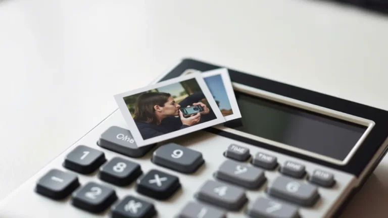 Interfaz de una aplicación de calculadora que permite ocultar fotos privadas, mostrando opciones de seguridad y acceso.