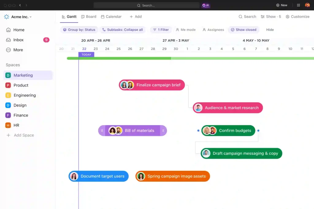 Diagrama de Gantt en ClickUp mostrando tareas, dependencias y cronograma con barras de colores

